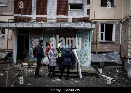 © Nicolas Cleuet/Le Pictorium/MAXPPP - Kiew 02/01/2024 Dans le quartier residentiel de Solomyanka, un immeuble de 9 etages et 10 Cages d'escalier a ete touche tot ce matin. deux personne agee a ete tue et 49 autres habitants Segen.? Des habitant essayent de rentrer chez eux recuperer leurs Documents Essenels et quelques affaires. Dans la nuit la Russie a Lance sur l'Ukraine une vaste attaque aerienne. Une Dans la nuit la Russie a Lance sur l'Ukraine une vaste attaque aerienne. UE Premiere Vague de 35 Drohnen Shahed a partir de 2h30, Puis 99 Raketen Kalibre et Kindjal (supersoniques). 72 Stockfoto