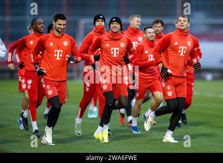 München, Deutschland. Januar 2024. Die Spieler des FC Bayern München wärmen sich vor dem Start des öffentlichen Trainings auf dem Vereinsgelände auf. Hinweis: Peter Kneffel/dpa – WICHTIGER HINWEIS: gemäß den Vorschriften der DFL Deutscher Fußball-Liga und des DFB Deutscher Fußball-Bundes ist es verboten, im Stadion und/oder des Spiels aufgenommene Fotografien in Form von sequenziellen Bildern und/oder videoähnlichen Fotoserien zu verwenden oder zu nutzen./dpa/Alamy Live News Stockfoto