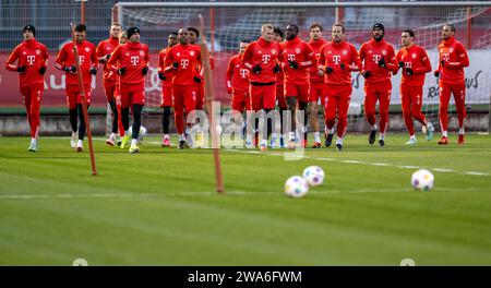 München, Deutschland. Januar 2024. Die Spieler des FC Bayern München wärmen sich vor dem Start des öffentlichen Trainings auf dem Vereinsgelände auf. Hinweis: Peter Kneffel/dpa – WICHTIGER HINWEIS: gemäß den Vorschriften der DFL Deutscher Fußball-Liga und des DFB Deutscher Fußball-Bundes ist es verboten, im Stadion und/oder des Spiels aufgenommene Fotografien in Form von sequenziellen Bildern und/oder videoähnlichen Fotoserien zu verwenden oder zu nutzen./dpa/Alamy Live News Stockfoto