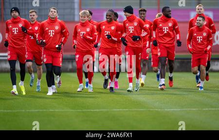 München, Deutschland. Januar 2024. Die Spieler des FC Bayern München wärmen sich vor dem Start des öffentlichen Trainings auf dem Vereinsgelände auf. Hinweis: Peter Kneffel/dpa – WICHTIGER HINWEIS: gemäß den Vorschriften der DFL Deutscher Fußball-Liga und des DFB Deutscher Fußball-Bundes ist es verboten, im Stadion und/oder des Spiels aufgenommene Fotografien in Form von sequenziellen Bildern und/oder videoähnlichen Fotoserien zu verwenden oder zu nutzen./dpa/Alamy Live News Stockfoto