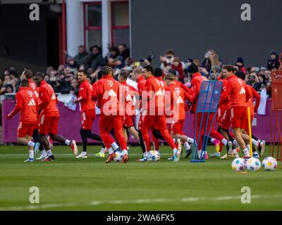 München, Deutschland. Januar 2024. Die Spieler des FC Bayern München wärmen sich vor dem Start des öffentlichen Trainings auf dem Vereinsgelände auf. Hinweis: Peter Kneffel/dpa – WICHTIGER HINWEIS: gemäß den Vorschriften der DFL Deutscher Fußball-Liga und des DFB Deutscher Fußball-Bundes ist es verboten, im Stadion und/oder des Spiels aufgenommene Fotografien in Form von sequenziellen Bildern und/oder videoähnlichen Fotoserien zu verwenden oder zu nutzen./dpa/Alamy Live News Stockfoto