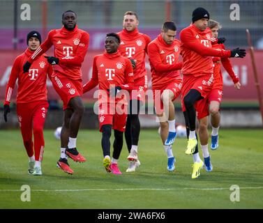 München, Deutschland. Januar 2024. Die Spieler des FC Bayern München wärmen sich vor dem Start des öffentlichen Trainings auf dem Vereinsgelände auf. Hinweis: Peter Kneffel/dpa – WICHTIGER HINWEIS: gemäß den Vorschriften der DFL Deutscher Fußball-Liga und des DFB Deutscher Fußball-Bundes ist es verboten, im Stadion und/oder des Spiels aufgenommene Fotografien in Form von sequenziellen Bildern und/oder videoähnlichen Fotoserien zu verwenden oder zu nutzen./dpa/Alamy Live News Stockfoto