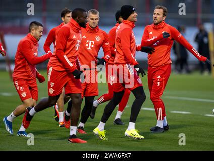 München, Deutschland. Januar 2024. Die Spieler des FC Bayern München wärmen sich vor dem Start des öffentlichen Trainings auf dem Vereinsgelände auf. Hinweis: Peter Kneffel/dpa – WICHTIGER HINWEIS: gemäß den Vorschriften der DFL Deutscher Fußball-Liga und des DFB Deutscher Fußball-Bundes ist es verboten, im Stadion und/oder des Spiels aufgenommene Fotografien in Form von sequenziellen Bildern und/oder videoähnlichen Fotoserien zu verwenden oder zu nutzen./dpa/Alamy Live News Stockfoto