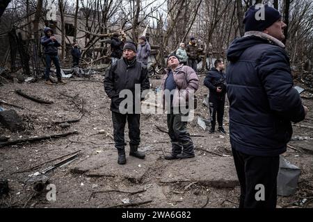 © Nicolas Cleuet/Le Pictorium/MAXPPP - Kiew 02/01/2024 Dans le quartier residentiel de Solomyanka, un immeuble de 9 etages et 10 Cages d'escalier a ete touche tot ce matin. deux personne agee a ete tue et 49 autres habitants Segen.? Des Residents constatent les degats. Dans la nuit la Russie a Lance sur l'Ukraine une vaste attaque aerienne. Une Dans la nuit la Russie a Lance sur l'Ukraine une vaste attaque aerienne. UE Premiere Vague de 35 Drohnen Shahed a partir de 2h30, Puis 99 Raketen Kalibre et Kindjal (supersoniques). 72 ont ete abattus selon les autorites ukrainienne. Une Dizain A Stockfoto