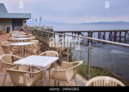 An einem bewölkten Septembermorgen, der Essbereich im Duck Bay Hotel. Loch Lomond. Schottland Stockfoto