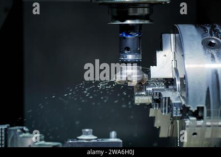 Vertikale Fräsmaschine Close-up bearbeitet ein Teil in der Produktion, moderne Anlagen für die Metallbearbeitung Stockfoto