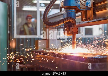 CNC-Laserplasma. Selektiver Fokus auf moderne Technologie Laserplasmaschneiden von Metall in der Metallverarbeitung männlicher Arbeiter auf Hintergrundkopie Stockfoto