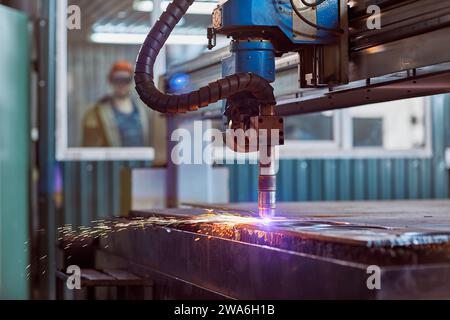 CNC-Laserplasma. Selektiver Fokus auf moderne Technologie Laserplasmaschneiden von Metall in der Metallverarbeitung männlicher Arbeiter auf Hintergrundkopie Stockfoto