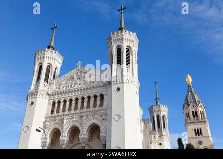 La basilique Notre-Dame de Fourvière et la chapelle Saint-Thomas in Lyon, Frankreich. Stockfoto