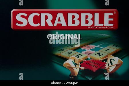 Nova Bana, Slowakei - 31. Dezember 2023 : Scrabble Word Game Box isoliert auf weißem Hintergrund. Mattel Scrabble Original. Stockfoto