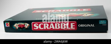 Nova Bana, Slowakei - 31. Dezember 2023 : Scrabble Word Game Box isoliert auf weißem Hintergrund. Mattel Scrabble Original. Stockfoto