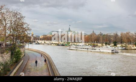 Paris, Frankreich, 2023. Blick auf den Verkehr auf der seine von der Pont de la Concorde, mit dem Grand Palais im Hintergrund Stockfoto