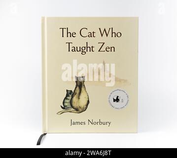 Nova Bana, Slowakei - 31. Dezember 2023 : The Cat Who Teaching Zen, Buch geschrieben von James Norbury, isoliert auf weißem Hintergrund. Bucheinband. Stockfoto