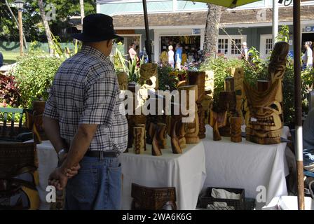 Maui .Hawaii Islands, USA lahaina Center Native Male verkauft handkrittierte hawaiianische Kunst aus Holz und auch Handarbeit mehr hawaiianische Artwale und andere Gesichtsfigur zum Verkauf undman ist vierte Generation macht Handwerk und Seeling an Straßenecken 08 Januar 2015 Hoto von Francis Joseph Dean/Deanpicses) Stockfoto