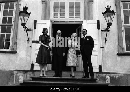 FREDENSBORG/DÄNEMARK. (Historische Bilder)M.H.die Königin Margrethe und ihr Ehemann Prinz Henrik in Fredensborg mit unbekannten ausländischen Gästen und unbekanntem Datum (Foto von Francis Joseph Dean/Deanpictures) Stockfoto