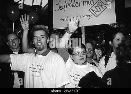 Kopenhagen/Dänemark/  1the March 1998- Premier Poul Nyrup Rasmussen Wahlduelldebatte mit der liberalen Partei Uffe Ellemann Jensen Hier in Bildern unterstützen die sozialdemokratischen Wähler ihren Führer Poul Nyrup Rsmussen beim Wahlduellendebatte in Kopenhagen (Foto von Francis Joseph Dean/Deanpictures) Stockfoto