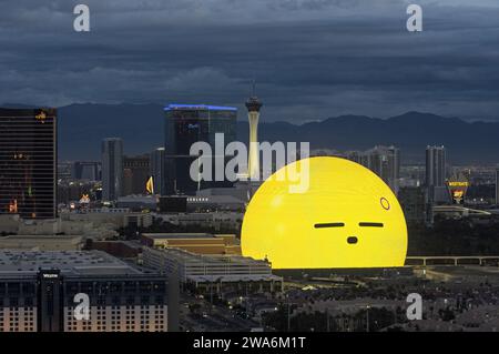 Las Vegas Stadtbild am Morgen mit Blick nach Norden, einschließlich Sphere, Strat Tower und Fontainebleau Las Vegas. Stockfoto