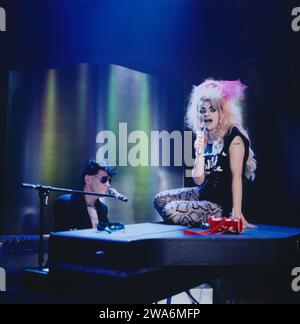 Nina Hagen TV Show, aus dem Fürstenhof in Hamburg, 1988, Bild: Nina Hagen, deutsche Sängerin, Liedermacherin, aka, Godmother of Punk und am Piano: Herman Brood, Rockmusiker aus den Niederlanden. Nina Hagen TV Show, Fürstenhof Standort Hamburg, 1988, Foto: Nina Hagen, deutsche Singer-Songwriterin, alias Punk-Godmother und am Klavier: Herman Brood, niederländischer Rockmusiker Stockfoto