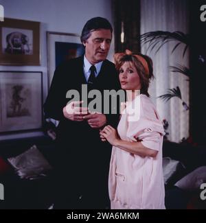 Hexenschuss, Komödie von John Graham, TV-Verfilmung, Deutschland, 1987, Regie: Franz-Josef Gottlieb, Szene: Helmut Fischer und Susanne Uhlen. Hexenschuss, Theaterstück von John Graham, TV-Filmverfilmung, Deutschland, 1987, Regie: Franz-Josef Gottlieb, Szene: Helmut Fischer und Susanne Uhlen Stockfoto