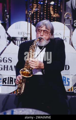 Swing Legenden - Eine Hommage an Benny Goodman, 3SAT, Bufa Studio Berlin, Deutschland, 1996, mit Jazzmusiker Bud Shank, amerikanischer Saxophonist. Swing Legenden - A Tribute to Benny Goodman, TV 3SAT, Berlin, Deutschland, 1996, mit dem amerikanischen Jazzmusiker Bud Shank, Alt- und Baritonsaxophon. Stockfoto