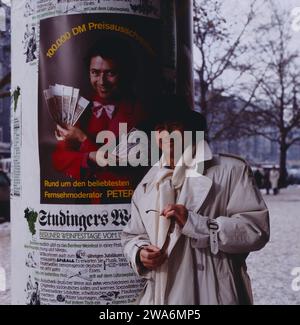 Hexenschuss, Komödie von John Graham, TV-Verfilmung, Deutschland, 1987, Regie: Franz-Josef Gottlieb, Szene an der Litfaßsäule: Herbert Herrmann. Hexenschuss, Theaterstück von John Graham, TV-Filmverfilmung, Deutschland, 1987, Regie: Franz-Josef Gottlieb, Szenenwerbung: Herbert Herrmann Stockfoto