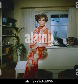 Traumland Operette, ZDF Musiksendung, Deutschland, 1985, Gastgeberin: Opernsängerin Anneliese Rothenberger. Traumland Operette, TV-Musikprogramm, Deutschland, 1985, Moderatorin Anneliese Rothenberger, deutsche Opernsängerin. Stockfoto