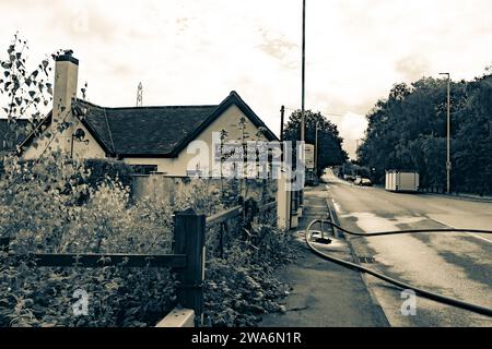 DAS SCHIEFE HAUS PUB, MORGENS NACH DEM FEUER Stockfoto