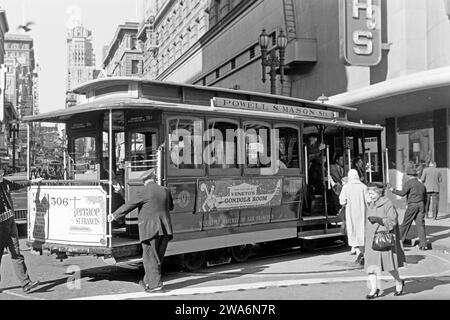 Eine Straßenbahn der Line Powell and Mason Streets wird an der Endhaltestelle auf einer Drehscheibe in die entgegengesetzte Richtung drehen, um die nächste Tour zu beginnen, San Francisco 1962. Eine Seilbahn auf der Powell Street Street und Mason Street Linie wird in die entgegengesetzte Richtung auf einer Drehscheibe am Endbahnhof gedreht, um die nächste Tour zu beginnen, San Francisco 1962. Stockfoto