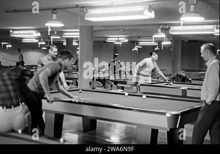 Männliche Studierende beim Billardspiel an der Universität von Kalifornien in Berkeley, 1962. Männliche Studenten spielen Billard an der University of California, Berkeley, 1962. Stockfoto