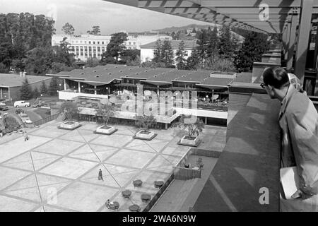 Blick vom Dach des Gebäudes Martin Luther King Jr auf den Innenhof, an dem das César Chávez Student Center liegt, im Hintergrund dazu das Fakultät für Vergleichende Literaturwissenschaften, Berkeley 1962. Blick vom Dach des Martin Luther King Jr. Gebäudes auf den Innenhof, wo sich das César Chávez Student Center befindet, mit der Fakultät für Vergleichende Literatur im Hintergrund, Berkeley 1962. Stockfoto