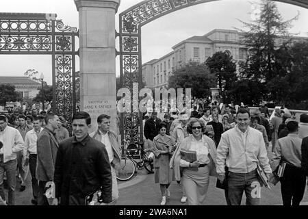 Studierende der Universität von Kalifornien strömt auf dem Weg zu ihren Kursen und Vorlesungen durch das Sather Gate, das von Jane Sather in Gedenken an ihren Mann Peder Sather gestiftet wurde, Berkeley 1962. Studenten der University of California strömen durch das Sather Gate, gespendet von Jane Sather in Gedenken an ihren Ehemann Peder Sather, Berkeley 1962, auf dem Weg zu Vorlesungen. Stockfoto