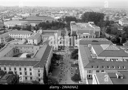 Blick über den Campus der Universität von Kalifornien in berkeley vom Glockenturm, eigentlich Sather Tower, aus, 1962. Blick auf den Campus der University of California in Berkeley vom Campaniel, eigentlich Sather Tower, 1962. Stockfoto