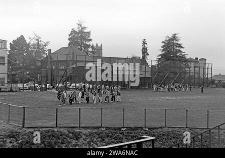 Männliche Studierende bei vormilitärischer Ausbildung, die Army übernimmt die Studiengebühren für spätere Offiziere, Berkeley 1962. Die Armee zahlt die Studiengebühren für zukünftige Offiziere, Berkeley 1962. Stockfoto