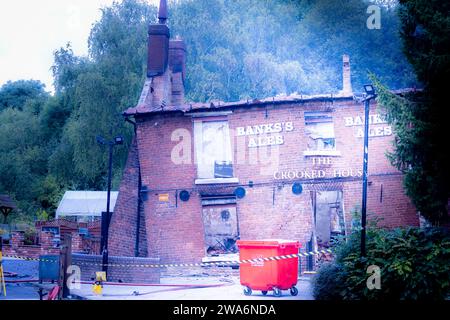 DAS SCHIEFE HAUS PUB, MORGENS NACH DEM FEUER Stockfoto