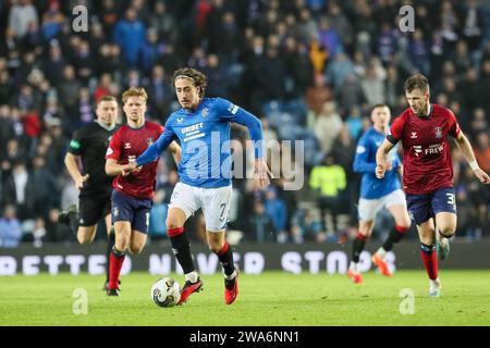 Glasgow, Schottland, Großbritannien. Januar 24. Glasgow, Großbritannien. Im ersten Spiel des neuen Jahres spielten die Rangers Kilmarnock im Ibrox Stadium in Glasgow, Schottland, Großbritannien in der schottischen Premiership. Das Datum ist bedeutend, weil es der 53. Jahrestag der "Ibrox-Katastrophe" ist, als 66 Menschen ihr Leben verloren und mehr als 200 verletzt wurden, während der schlimmsten Fußballkatastrophe in Großbritannien zu dieser Zeit. Beide Teams und Unterstützer zollten der Katastrophe Tribut. Quelle: Findlay/Alamy Live News Stockfoto