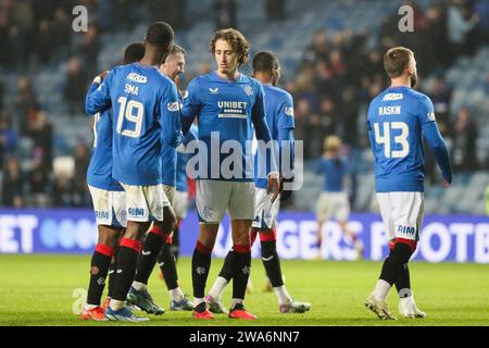 Glasgow, Schottland, Großbritannien. Januar 24. Glasgow, Großbritannien. Im ersten Spiel des neuen Jahres spielten die Rangers Kilmarnock im Ibrox Stadium in Glasgow, Schottland, Großbritannien in der schottischen Premiership. Das Datum ist bedeutend, weil es der 53. Jahrestag der "Ibrox-Katastrophe" ist, als 66 Menschen ihr Leben verloren und mehr als 200 verletzt wurden, während der schlimmsten Fußballkatastrophe in Großbritannien zu dieser Zeit. Beide Teams und Unterstützer zollten der Katastrophe Tribut. Quelle: Findlay/Alamy Live News Stockfoto