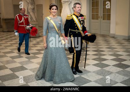 (ARCHIV) Kronprinzessin Mary und Kronprinz Frederik kommen am Montag, den 6. November 2023 zum Galadinner auf Schloss Christiansborg in Kopenhagen an.Denmarks' Königin Margrethe gab in ihrer Neujahrsrede bekannt, dass sie am 14. Januar 2024 abdankt. Kronprinz Frederik wird ihren Platz einnehmen und König Frederik der 10. Von Dänemark werden, während die australische Kronprinzessin Mary Königin von Dänemark wird... (Foto: Mads Claus Rasmussen/Ritzau Scanpix) Stockfoto