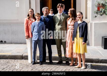 (DATEI) Prinz Vincent, Prinzessin Isabella, Prinz Christian, Kronprinz Frederik, Prinzessin Josephine und Kronprinzessin Maria kommen am Donnerstag, den 18. Mai 2023, zur Bestätigung des Grafen Henrik in Frederikskirken, der dänischen Kirche in Paris, Frankreich. Denmarks' Königin Margrethe gab in ihrer Neujahrsrede bekannt, dass sie am 14. Januar 2024 abdankt. Kronprinz Frederik wird ihren Platz einnehmen und König Frederik der 10. Von Dänemark werden, während die australische Kronprinzessin Mary Königin von Dänemark wird. (Foto: Ida Marie Odgaard/Ritzau Scanpix) Stockfoto