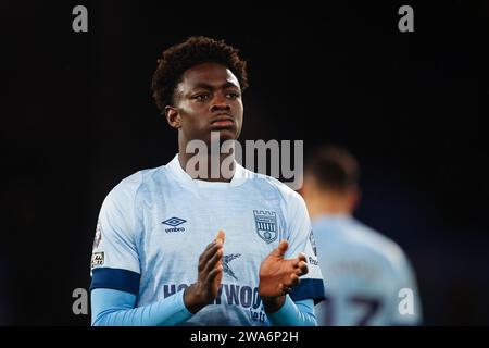 LONDON, UK - 30. Dezember 2023: Michael Olakigbe aus Brentford applaudiert den Fans nach dem Premier League-Spiel zwischen Crystal Palace FC und Brentford FC Stockfoto