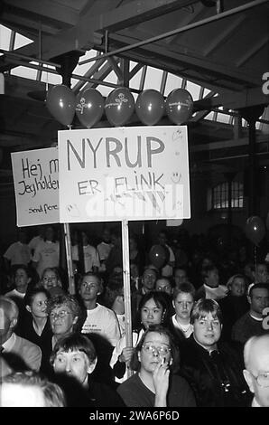 Kopenhagen/Dänemark/  1März 1998 - Premierminister Poul Nyrup Rasmussen Wahlduelldebatte mit der liberalen Partei Uffe Ellemann Jensen hier in Bildern Sozialdemokrat Wähler unterstützen ihren Führer Poul Nyrup Rsmussen beim Wahlduelldebatte Abend in Kopenhagen Stockfoto