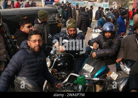 Januar 2024, Srinagar Kashmir, Indien: Ein Scooterist füllt den Tank an der Tankstelle in Srinagar. Massive Anstürze an Tankstellen gegenüber Stockfoto