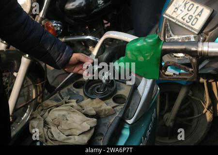 Januar 2024, Srinagar Kashmir, Indien: Ein Scooterist füllt den Tank an der Tankstelle in Srinagar. Massive Anstürze an Tankstellen gegenüber Stockfoto