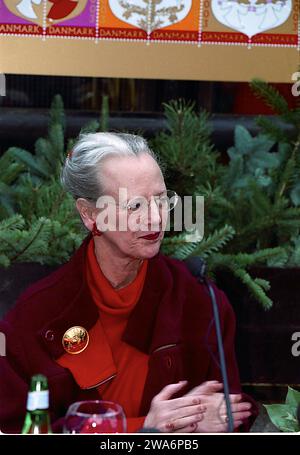 Kopenhagen/Dänemark/ 03. November 2003  HMdie Königin Margrethe entwirft 100 Jahre Jubiläum weihnachtsstempel an den Stühlen und sie hat Design weihnachtsstempel 30 Jahre früher fand die Veranstaltung im Tivoli Garten statt Stockfoto