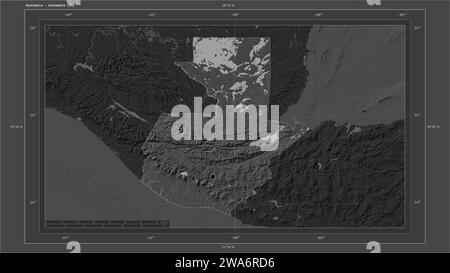 Guatemala wird auf einer Bilevel-Höhenkarte mit Seen und Flüssen mit Landeshauptstadt, kartographischem Raster, Entfernungsskala und Karte hervorgehoben Stockfoto