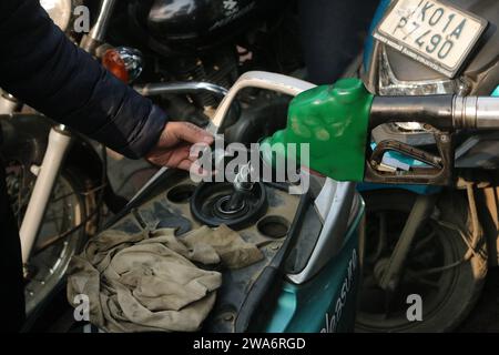 Srinagar Kaschmir, Indien. Januar 2024. Ein Scooterist füllt den Tank an der Tankstelle in Srinagar. Massive Anstürze an Tankstellen in der ganzen Stadt Srinagar während landesweiter Streiks von Transporteuren gegen das Gesetz der Bharatiya Nyay Sanhita (BNS), das indische Strafgesetzbuch aus der Kolonialzeit ersetzt. Fahrer, die durch fahrlässiges Fahren einen schweren Verkehrsunfall verursachen und weglaufen, ohne die Polizei oder einen Beamten der Verwaltung zu informieren, können mit einer Strafe von bis zu 10 Jahren oder einer Geldstrafe von 7 Rupien bestraft werden. Am 2. Januar 2024 In Srinagar Kaschmir, Indien. (Bild: © Firdous Nazi Stockfoto