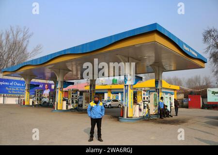 Srinagar Kaschmir, Indien. Januar 2024. Ein Mitarbeiter steht vor einer geschlossenen Tankstelle in Srinagar. Massive Anstürze an Tankstellen in der ganzen Stadt Srinagar während landesweiter Streiks von Transporteuren gegen das Gesetz der Bharatiya Nyay Sanhita (BNS), das indische Strafgesetzbuch aus der Kolonialzeit ersetzt. Fahrer, die durch fahrlässiges Fahren einen schweren Verkehrsunfall verursachen und weglaufen, ohne die Polizei oder einen Beamten der Verwaltung zu informieren, können mit einer Strafe von bis zu 10 Jahren oder einer Geldstrafe von 7 Rupien bestraft werden. Am 2. Januar 2024 In Srinagar Kaschmir, Indien. (Kreditbild: © Firdous N Stockfoto