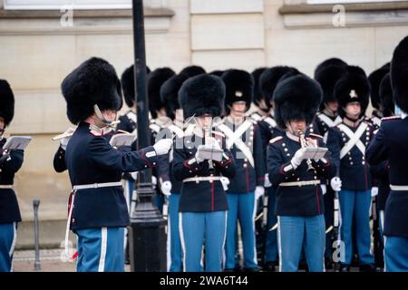 Kopenhagen, Hovedstaden, Dänemark. Januar 2024. Wachwechsel im Schloss Amalienborg, Ehrenwache im Königlich Dänischen Palast, nachdem Königin von Dänemark, MARGRETHE ||, ihre Abdankung angekündigt hatte, die für den 14. Januar, den 52. Jahrestag ihrer Thronbesteigung, vorgesehen war. (Kreditbild: © Andreas Stroh/ZUMA Press Wire) NUR REDAKTIONELLE VERWENDUNG! Nicht für kommerzielle ZWECKE! Quelle: ZUMA Press, Inc./Alamy Live News Stockfoto