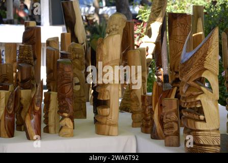 Maui .Hawaii Islands, USA lahaina Center männliche Ureinwohner verkaufen handkierte hawaiianische Kunst aus Holz und auch handwerklich mehr hawaiianische Kunstwale und andere Gesichtsfiguren zum Verkauf andman ist in der vierten Generation handwerklich und versiegelt an Straßenecken 08 Januar 2015 hoto von Francis Joseph Dean/Deanpictures Stockfoto