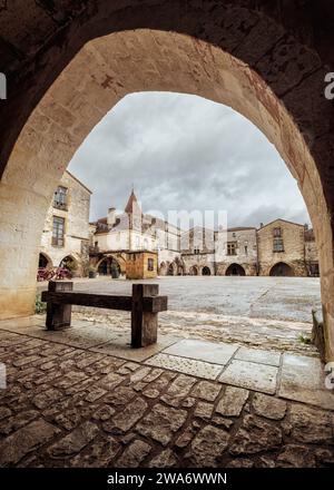 Place des Cornieres, der Marktplatz in der bastide von Monpazier aus dem 13. Jahrhundert in der französischen Dordogne Stockfoto