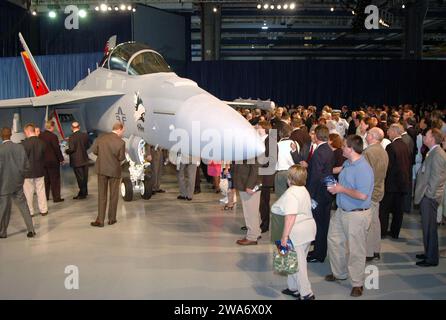 US-Streitkräfte. Aug. 3, 2006) während der Einführungszeremonie bei der Boeing Company in St. Louis, Missouri (MO). Das Flugzeug wird entwickelt, um das derzeitige Carrier-basierte EA-6B Prowler-Flugzeug der US Navy zu ersetzen. Das elektronische Angriffsflugzeug der nächsten Generation der Navy kombiniert das kampferprobte F/A-18 Super Hornet mit einer hochmodernen Avionik-Suite für die elektronische Kriegsführung. Foto der U.S. Air Force von Marv Lynchard (VERÖFFENTLICHT) Stockfoto